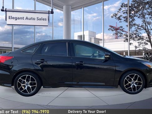 Used 2015 Ford Focus SE w/ SE Sport Package FWD image 4