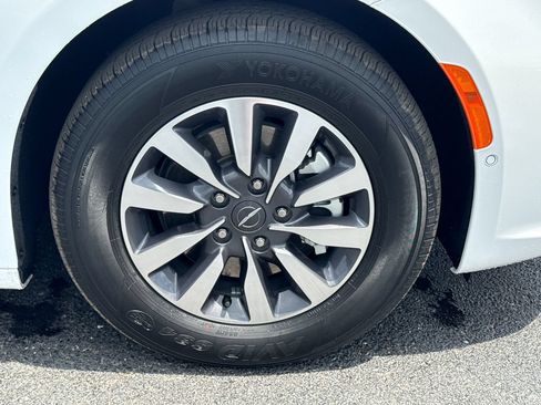 Used 2026 Chrysler Pacifica Select FWD image 9