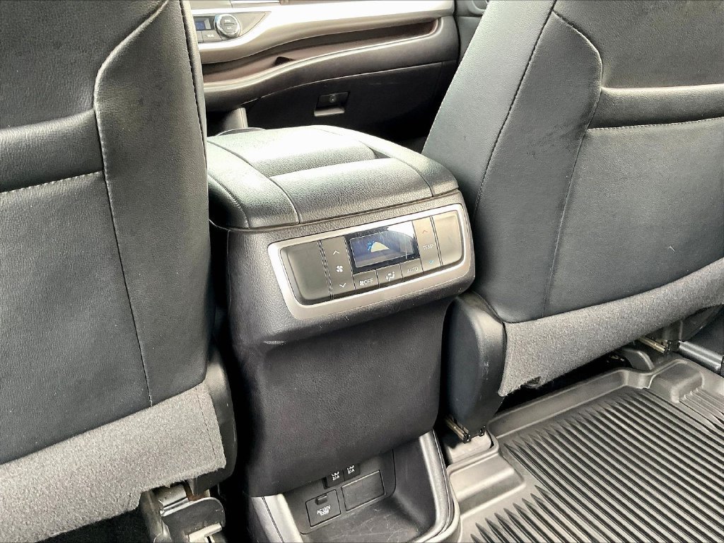 Used 2019 Toyota Highlander XLE AWD/4WD image 11
