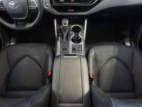 Used 2025 Toyota Highlander Limited AWD/4WD image 30