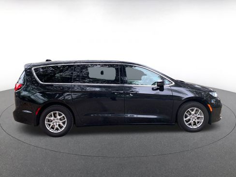 Used 2023 Chrysler Pacifica Touring-L image 8