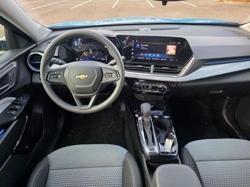 Certified 2025 Chevrolet Trax LT image 25