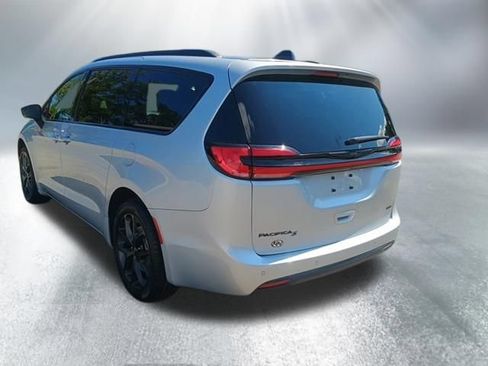 Used 2023 Chrysler Pacifica Touring-L w/ S Appearance Package AWD/4WD image 3