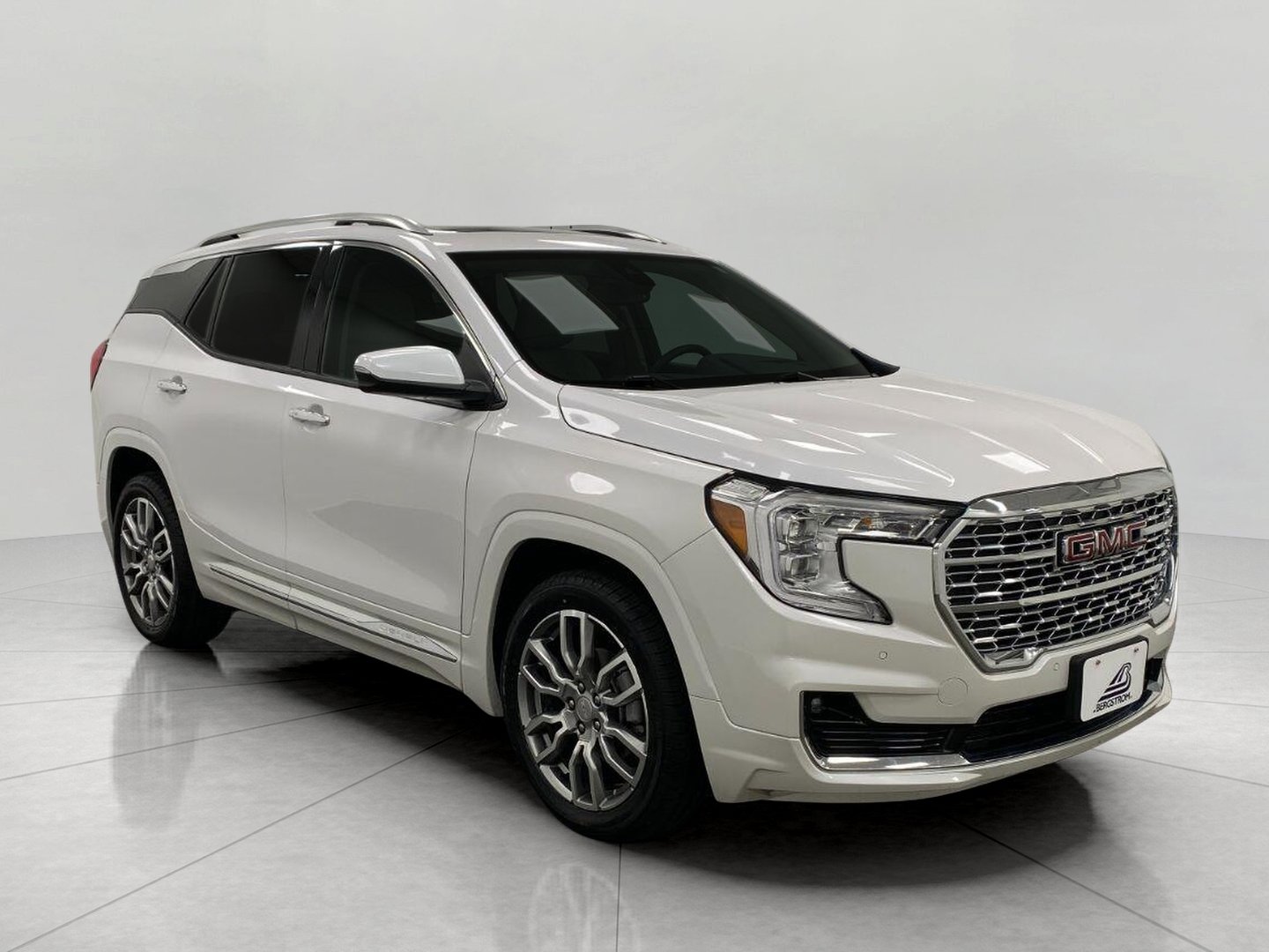 Used 2023 GMC Terrain Denali w/ LPO, Floor Liner Package AWD/4WD image 1