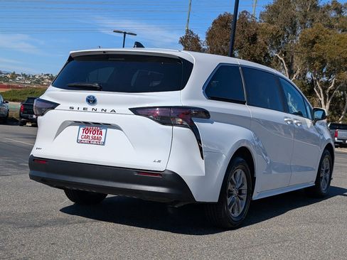 Used 2025 Toyota Sienna LE image 14
