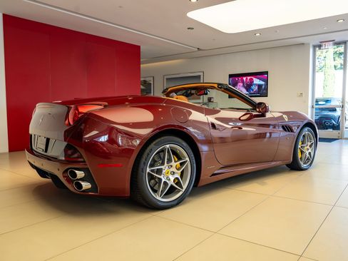 Used 2010 Ferrari California RWD image 6