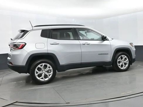 Used 2024 Jeep Compass Latitude image 4