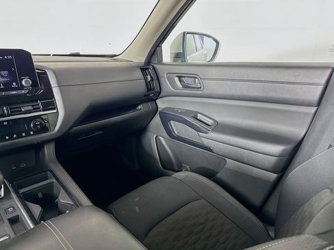 Used 2024 Nissan Pathfinder SV image 27