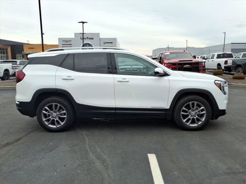 Used 2023 GMC Terrain SLT image 27