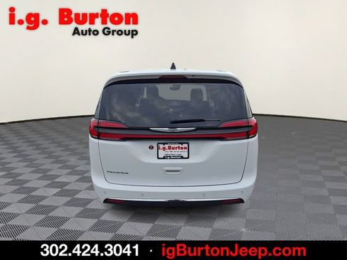 Used 2024 Chrysler Pacifica Touring-L FWD image 5