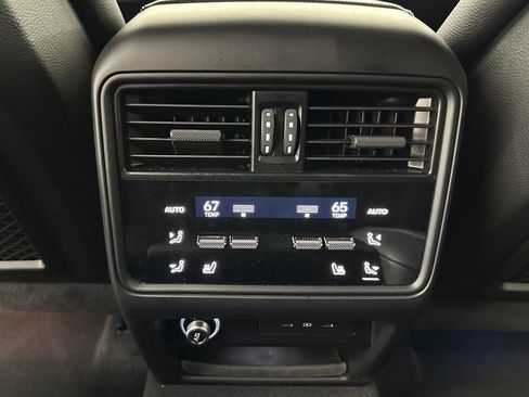 Certified 2025 Porsche Cayenne AWD/4WD image 42