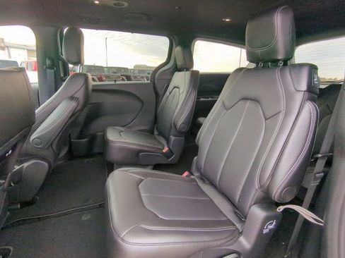 New 2026 Chrysler Pacifica Select image 17