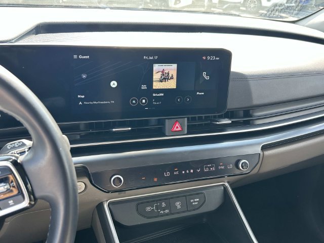 Used 2025 Kia Carnival FWD image 23