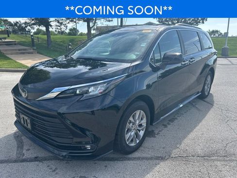 Used 2026 Toyota Sienna XLE FWD image 1