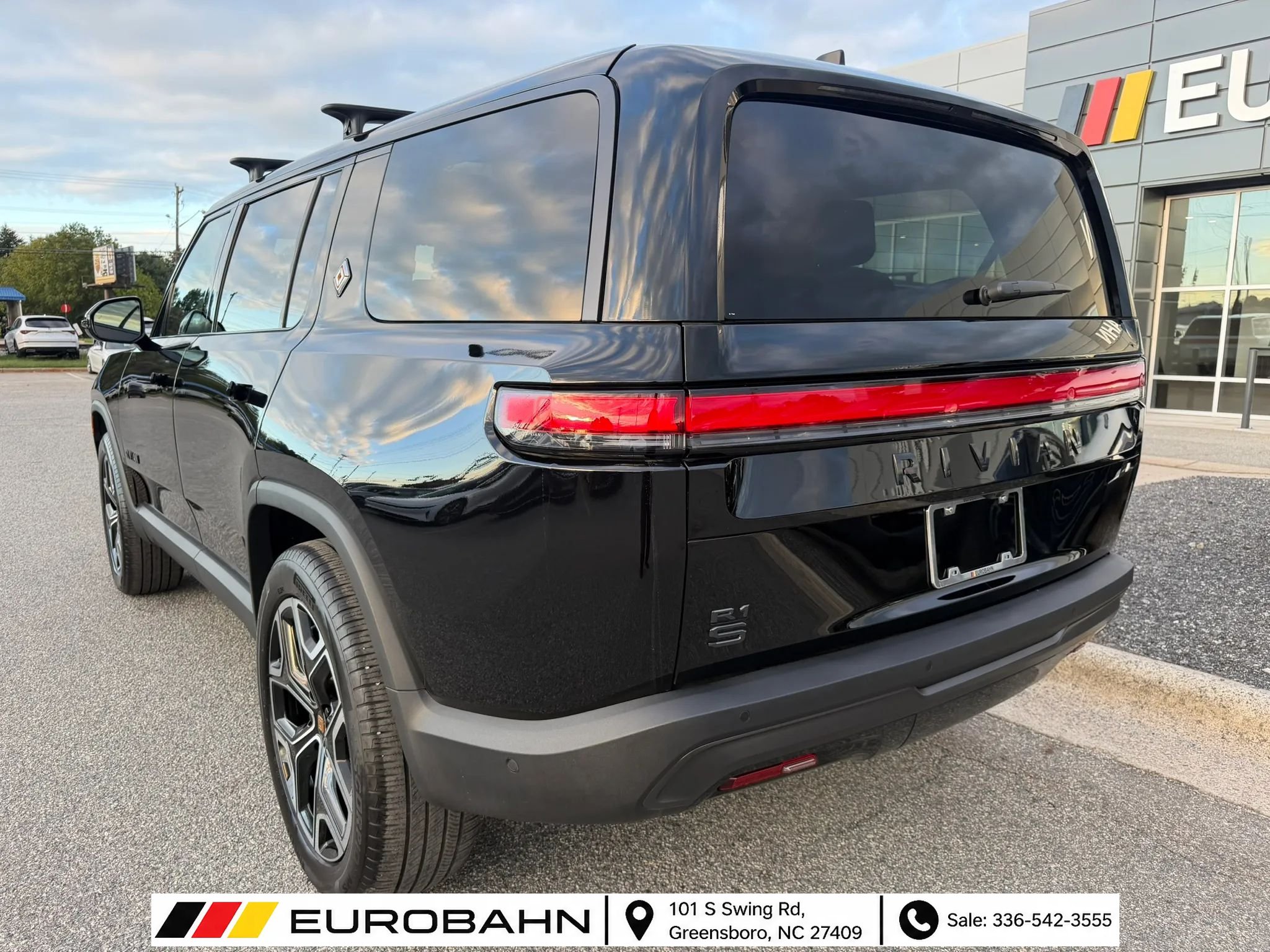 Used 2025 Rivian R1S Adventure Dual AWD/4WD image 5