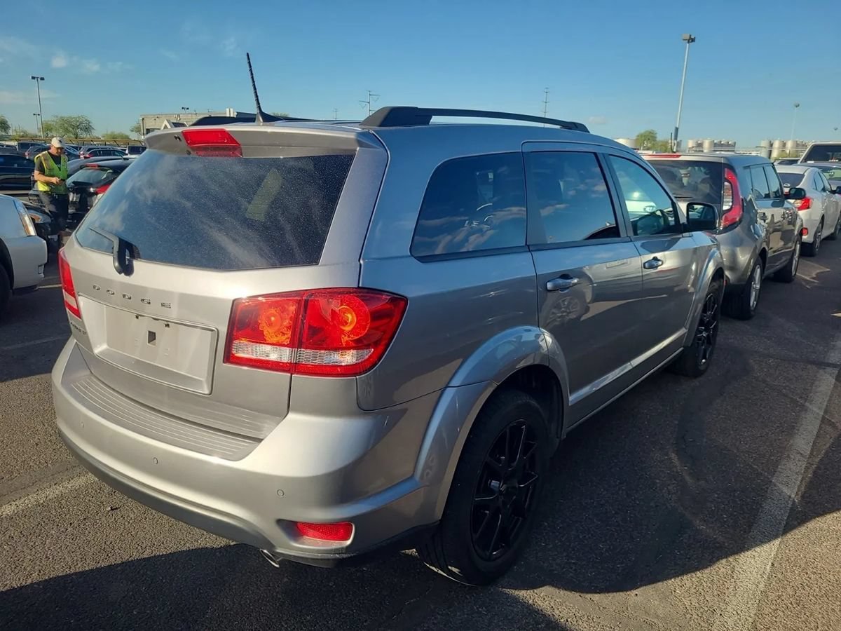 Used 2019 Dodge Journey SE FWD image 4