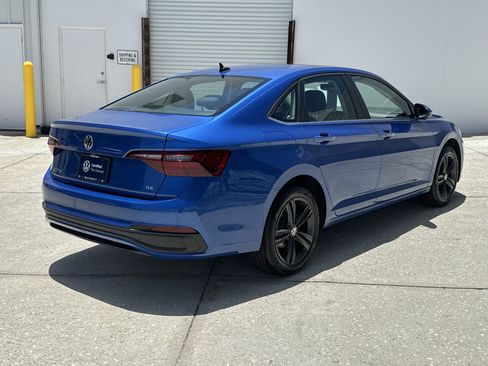 Certified 2023 Volkswagen Jetta SE w/ Panoramic Sunroof Package FWD image 4