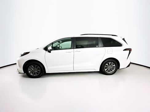 Used 2025 Toyota Sienna LE image 4