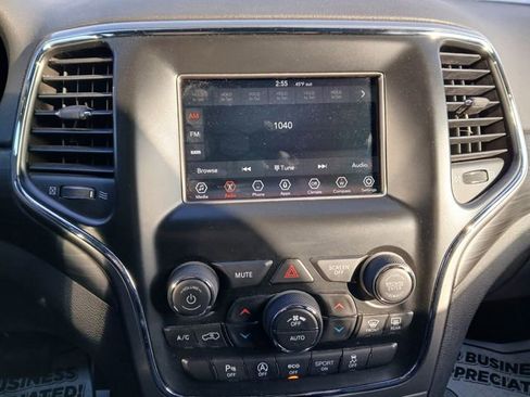 Used 2020 Jeep Grand Cherokee Laredo image 28