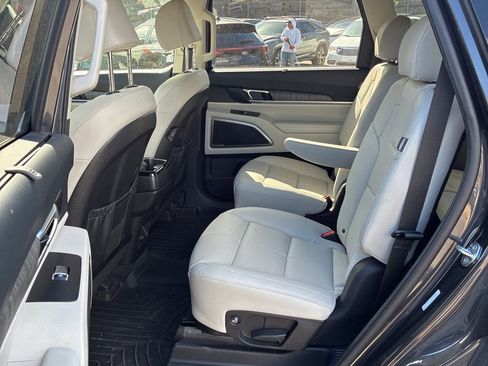 Used 2025 Kia Telluride EX w/ EX Captain's Chair Package AWD/4WD image 11