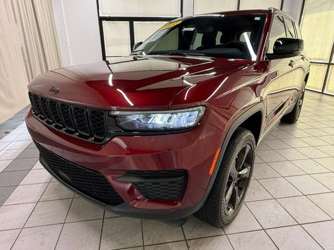 Used 2024 Jeep Grand Cherokee Altitude AWD/4WD image 10