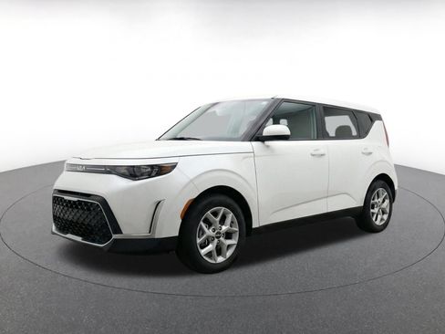 Used 2025 Kia Soul LX w/ LX Technology Package FWD image 3