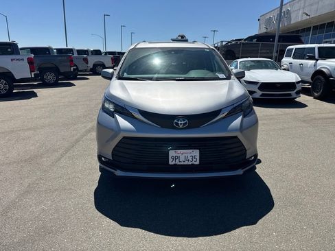 Used 2025 Toyota Sienna XLE FWD image 2