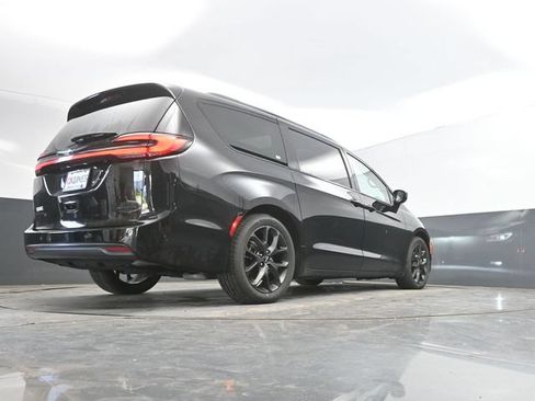 Used 2025 Chrysler Pacifica Limited FWD image 48