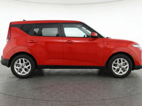Used 2025 Kia Soul LX w/ LX Technology Package FWD image 8