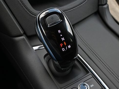 New 2025 Cadillac XT5 Luxury image 14