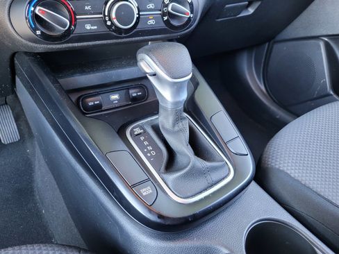 Used 2025 Kia Soul LX w/ LX Technology Package FWD image 21