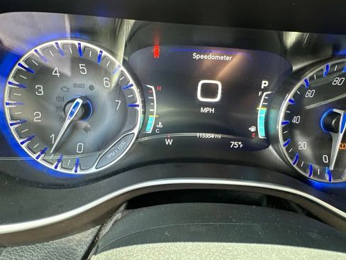 Used 2017 Chrysler Pacifica Touring-L Plus FWD image 10