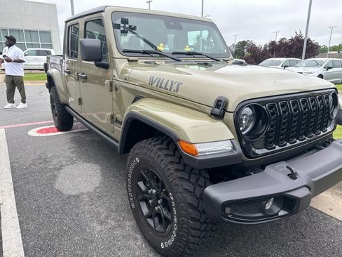 Used 2025 Jeep Gladiator Willys AWD/4WD image 2