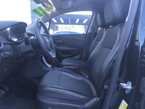 Used 2022 Chevrolet Trax LT w/ Midnight Edition image 15