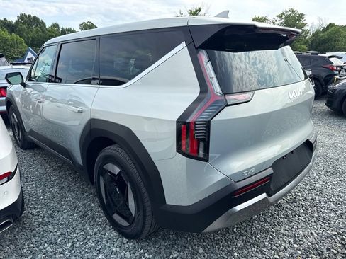 Used 2024 Kia EV9 Light Long Range RWD image 4