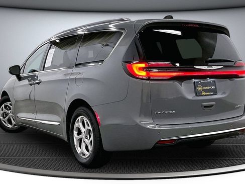 Used 2023 Chrysler Pacifica Limited FWD image 4