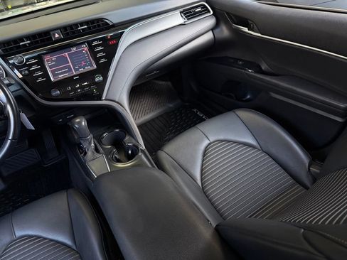Used 2020 Toyota Camry SE FWD image 12