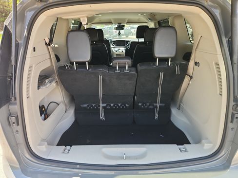 Used 2022 Chrysler Pacifica Touring-L FWD image 27