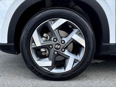 Used 2023 Hyundai Venue Limited image 9