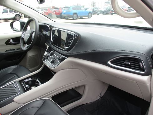 Used 2024 Chrysler Pacifica Limited FWD image 46