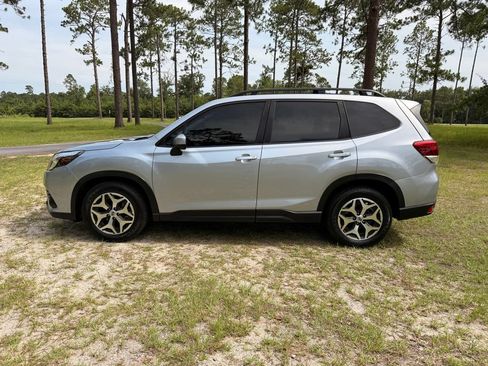 Used 2022 Subaru Forester Premium AWD/4WD image 2
