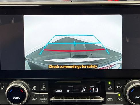 Used 2023 Toyota Highlander XLE AWD/4WD image 47