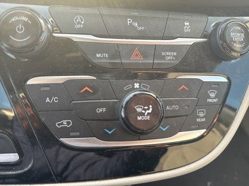 Used 2018 Chrysler Pacifica Touring Plus w/ Tire & Wheel Group image 21