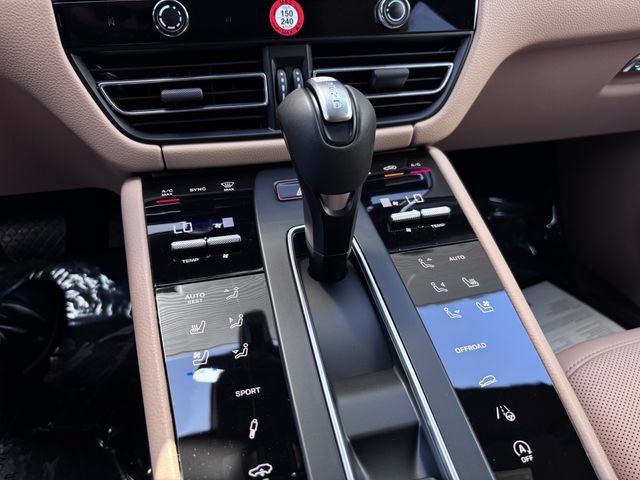 Certified 2026 Porsche Macan AWD/4WD image 21