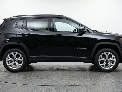 Used 2025 Jeep Compass Latitude image 11