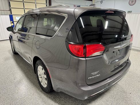 Used 2018 Chrysler Pacifica Touring-L Plus FWD image 3