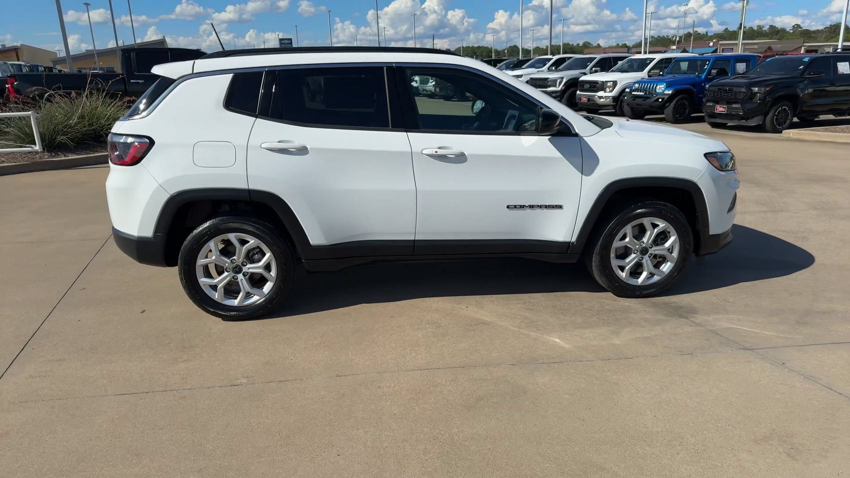 Used 2025 Jeep Compass Latitude AWD/4WD image 2