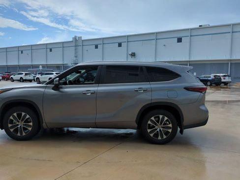 Certified 2025 Toyota Highlander XLE FWD image 8