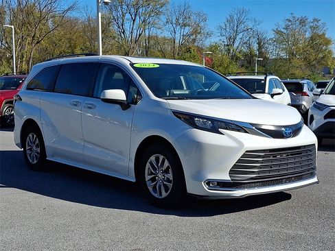 Certified 2024 Toyota Sienna XLE image 3