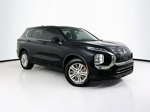 Used 2024 Mitsubishi Outlander ES image 1